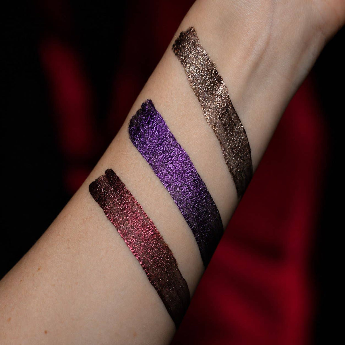 Dracula X Jolie Beauty - Multichrome Liquid Eyeshadow - Mesmerised