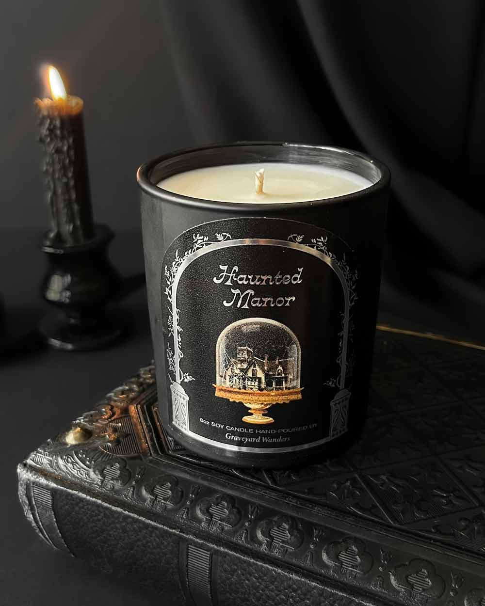 Haunted Manor Candle (Soft woods & Vanilla)