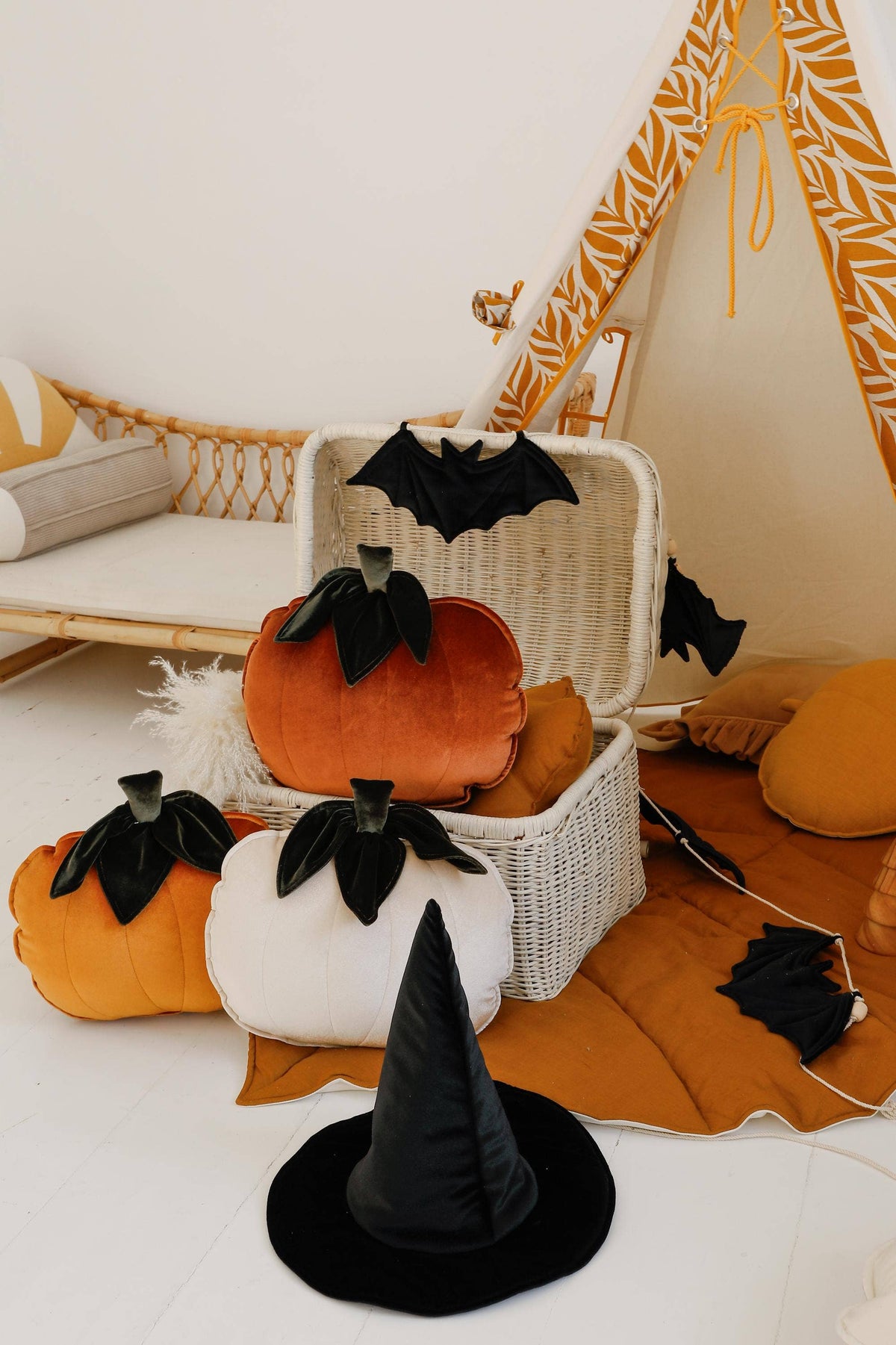 Decorative Halloween garland "5 bats"