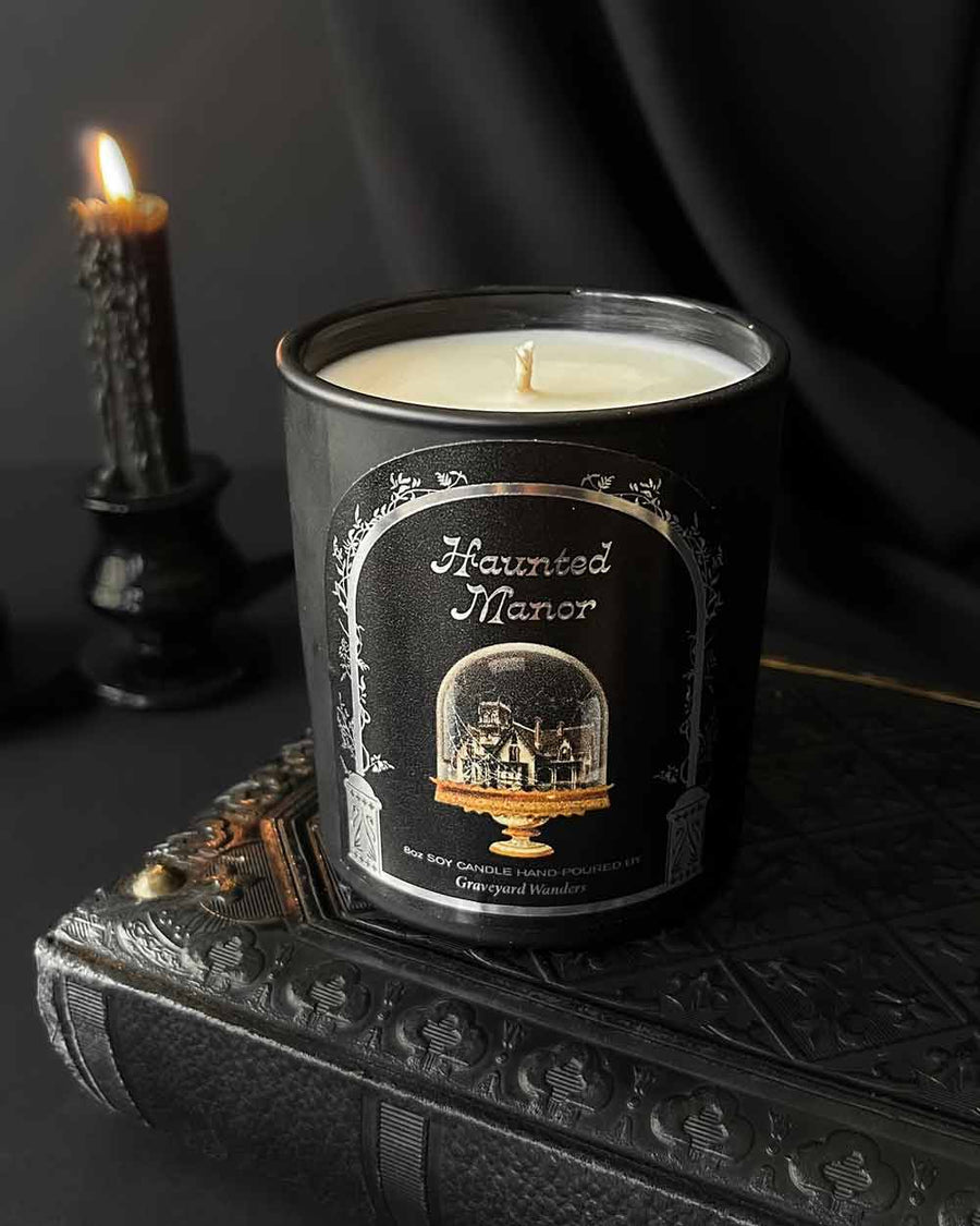 Haunted Manor Candle (Soft woods & Vanilla)